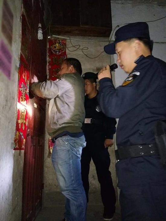 丽水粗心妈妈误将幼女锁家中 民警全城寻开锁师傅开门